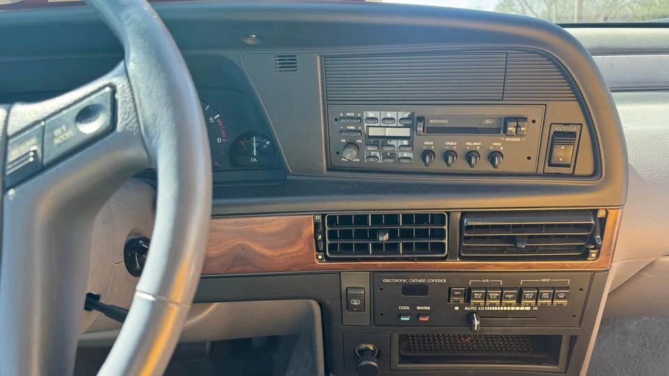 1993 Ford Thunderbird 10th Gen - Image 5 of 10