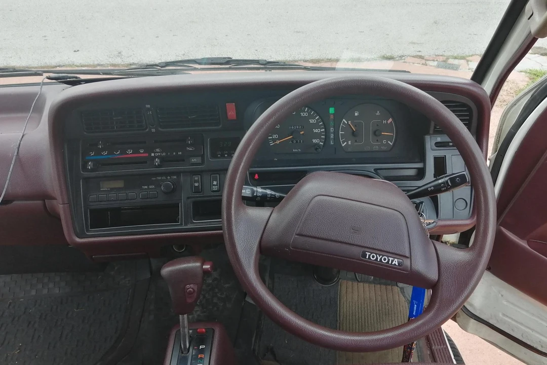 1993 Toyota HiAce 4th Gen - Image 22 of 31