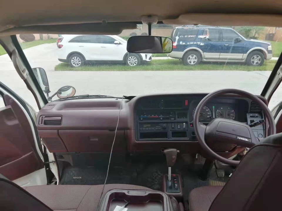 1993 Toyota HiAce 4th Gen - Image 27 of 31