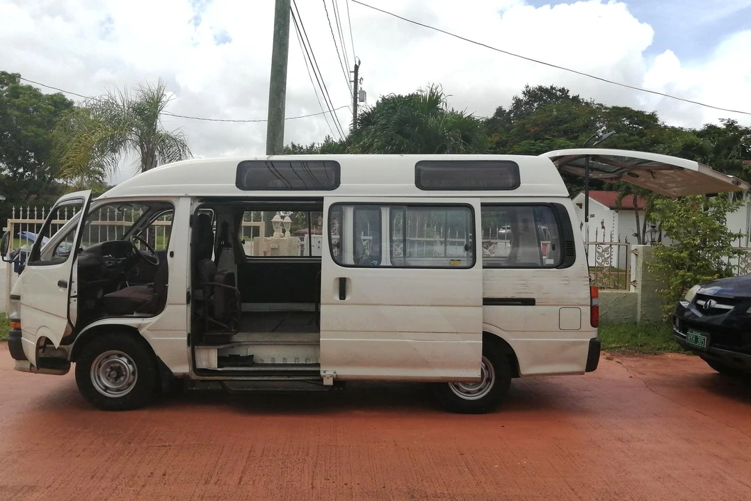 1993 Toyota HiAce 4th Gen - Image 3 of 31