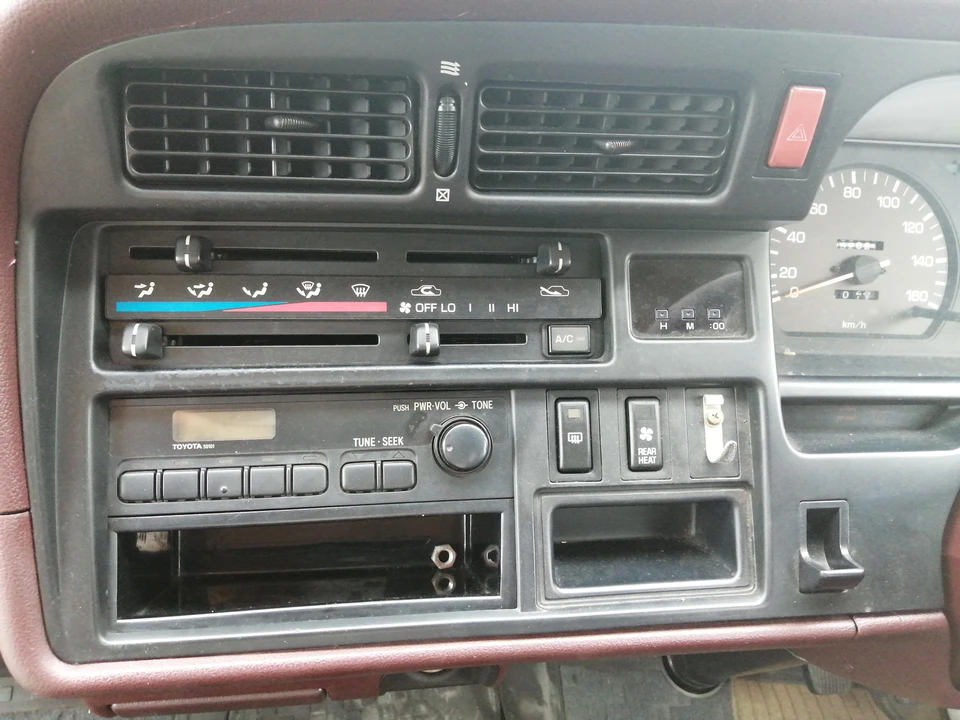 1993 Toyota HiAce 4th Gen - Image 29 of 31