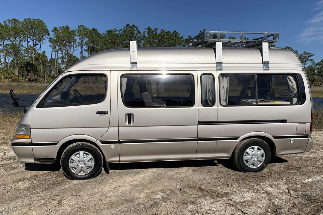 1993 Toyota HiAce 4th Gen - Image 9 of 31