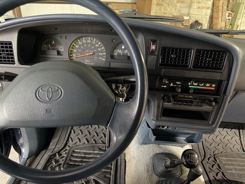 1993 Toyota Hilux 5th Gen - Image 19 of 31