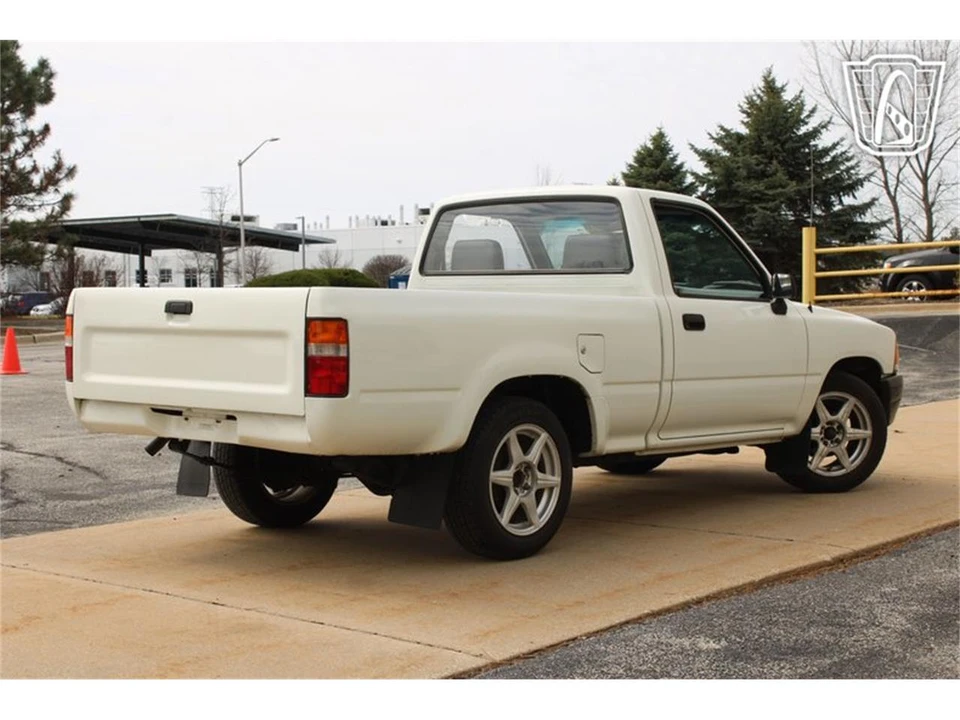 1993 Toyota Hilux 5th Gen - Image 14 of 31