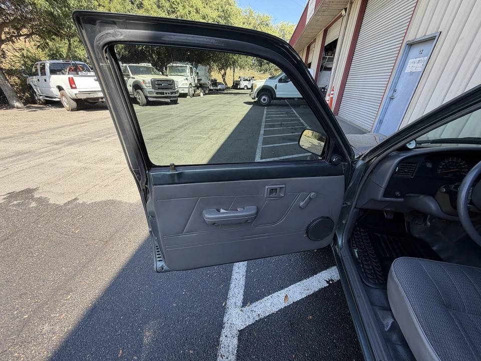 1993 Toyota Hilux 5th Gen - Image 22 of 31