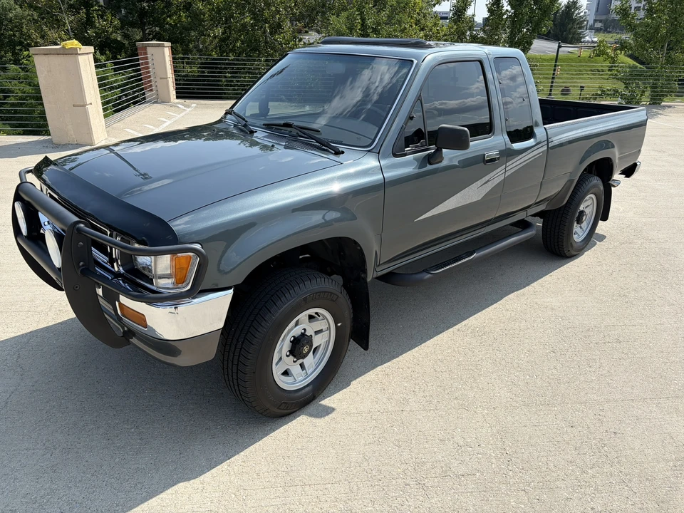 1993 Toyota Hilux 5th Gen - Image 2 of 31