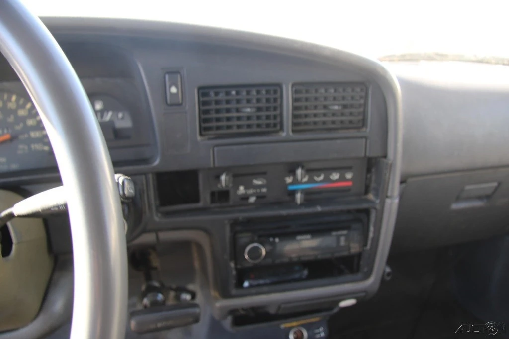 1993 Toyota Hilux 4th Gen - Image 14 of 21