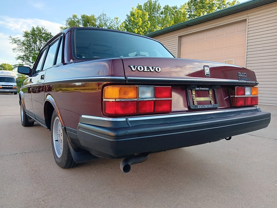 1993 Volvo 244 - Image 17 of 31