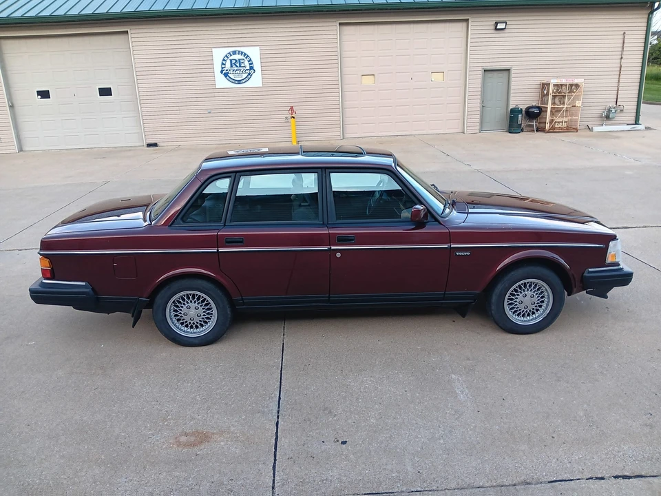 1993 Volvo 244 - Image 7 of 31