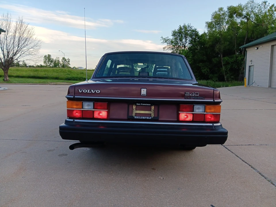 1993 Volvo 244 - Image 16 of 31