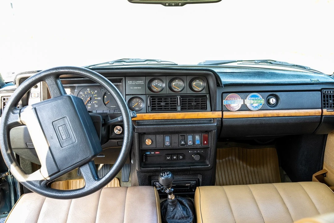 1993 Volvo 245 - Image 15 of 21