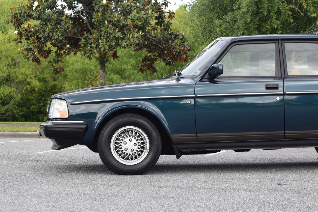1993 Volvo 245 - Image 9 of 31