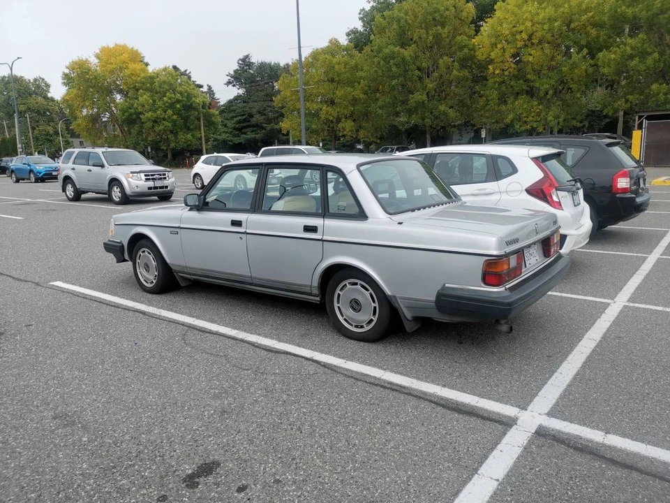 1993 Volvo 244 - Image 2 of 18
