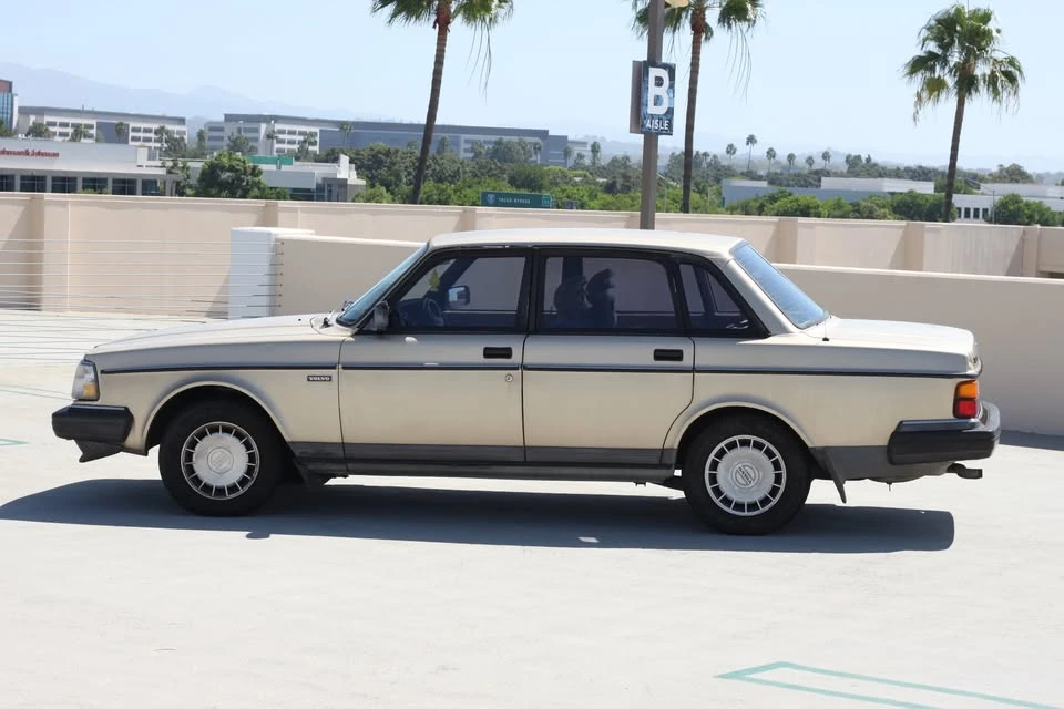1993 Volvo 244 - Image 2 of 15