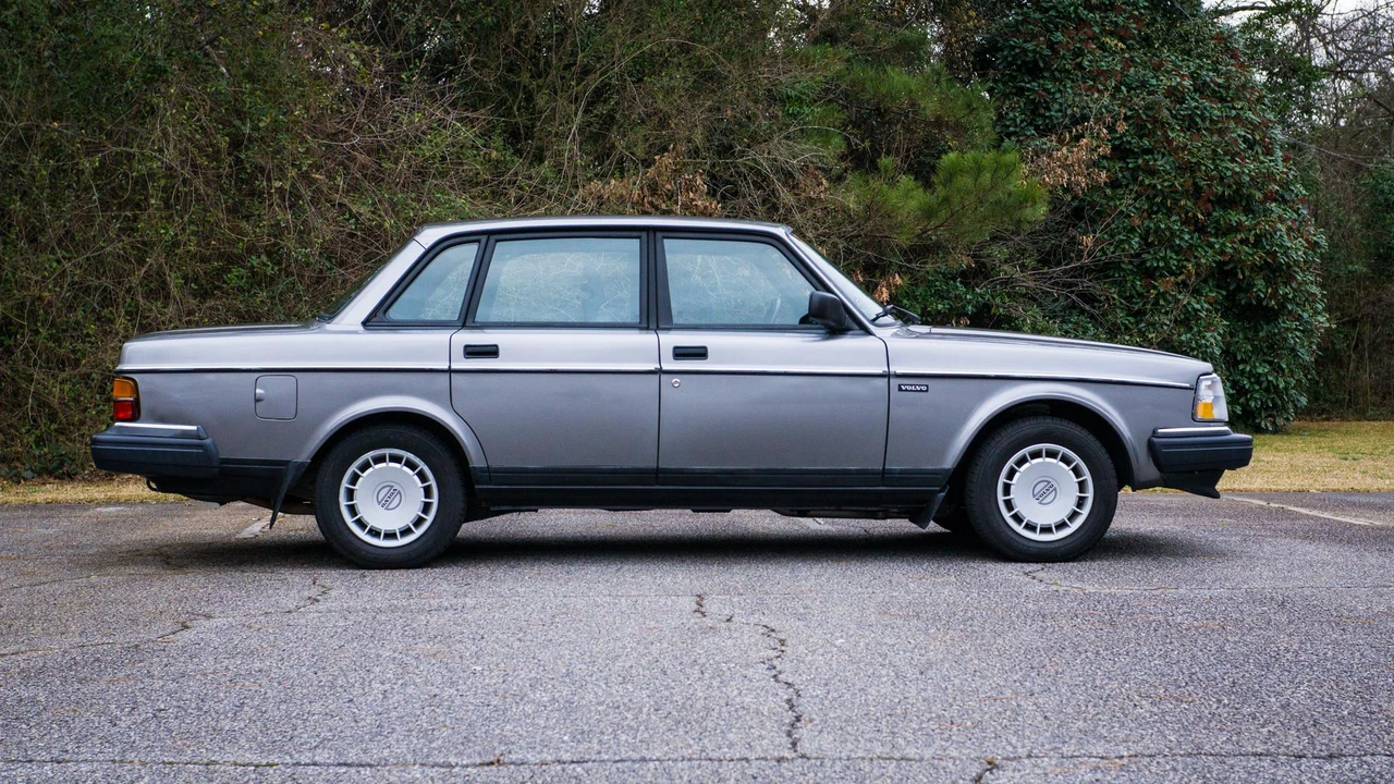 1993 Volvo 244 - Image 14 of 31