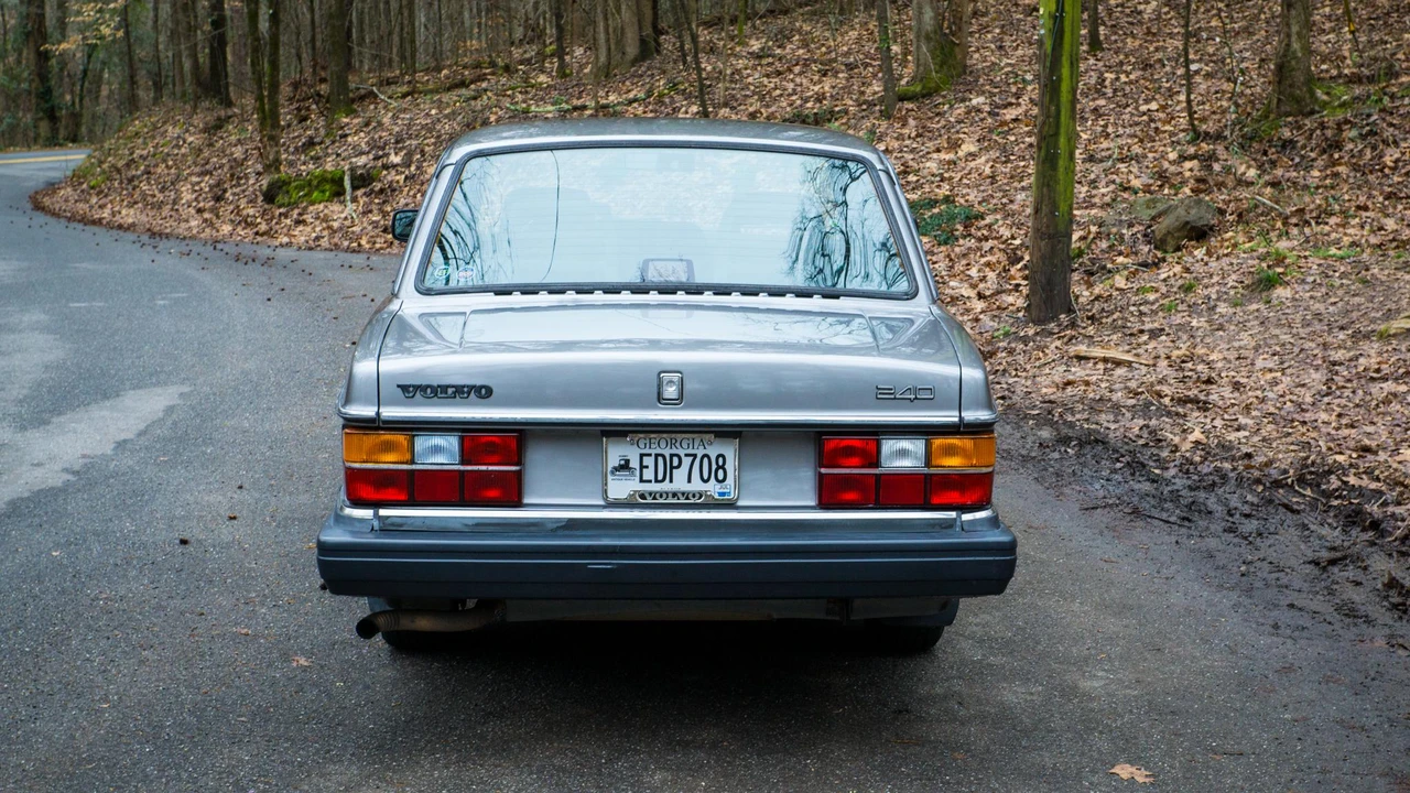 1993 Volvo 244 - Image 11 of 31