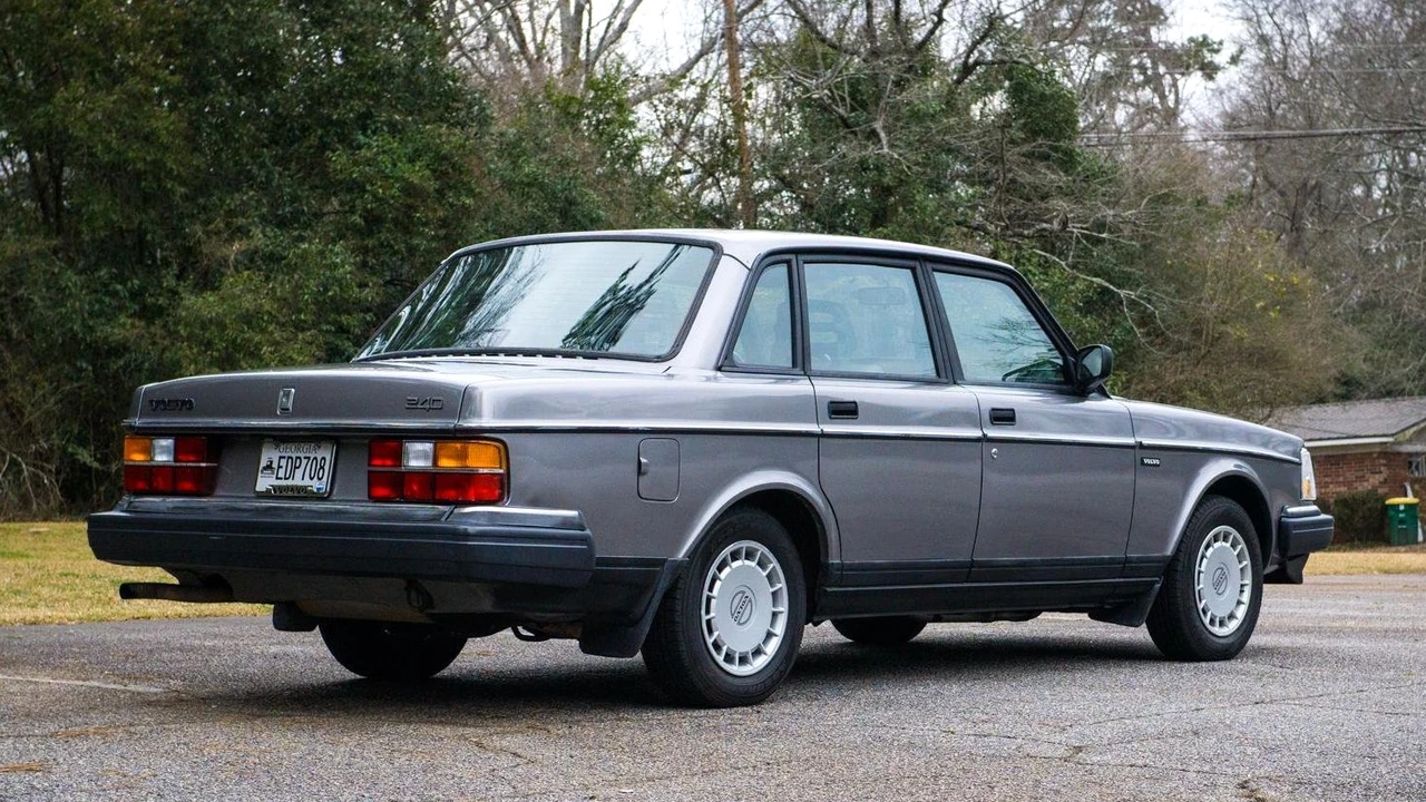 1993 Volvo 244 - Image 13 of 31