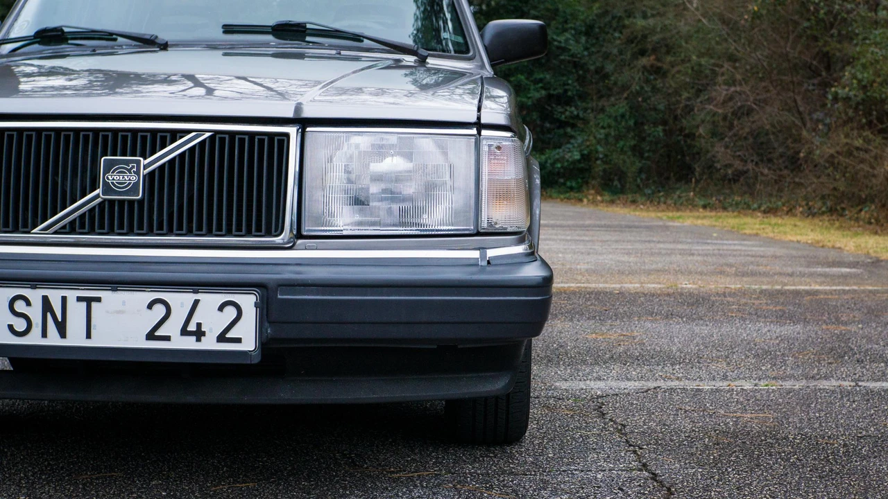 1993 Volvo 244 - Image 19 of 31