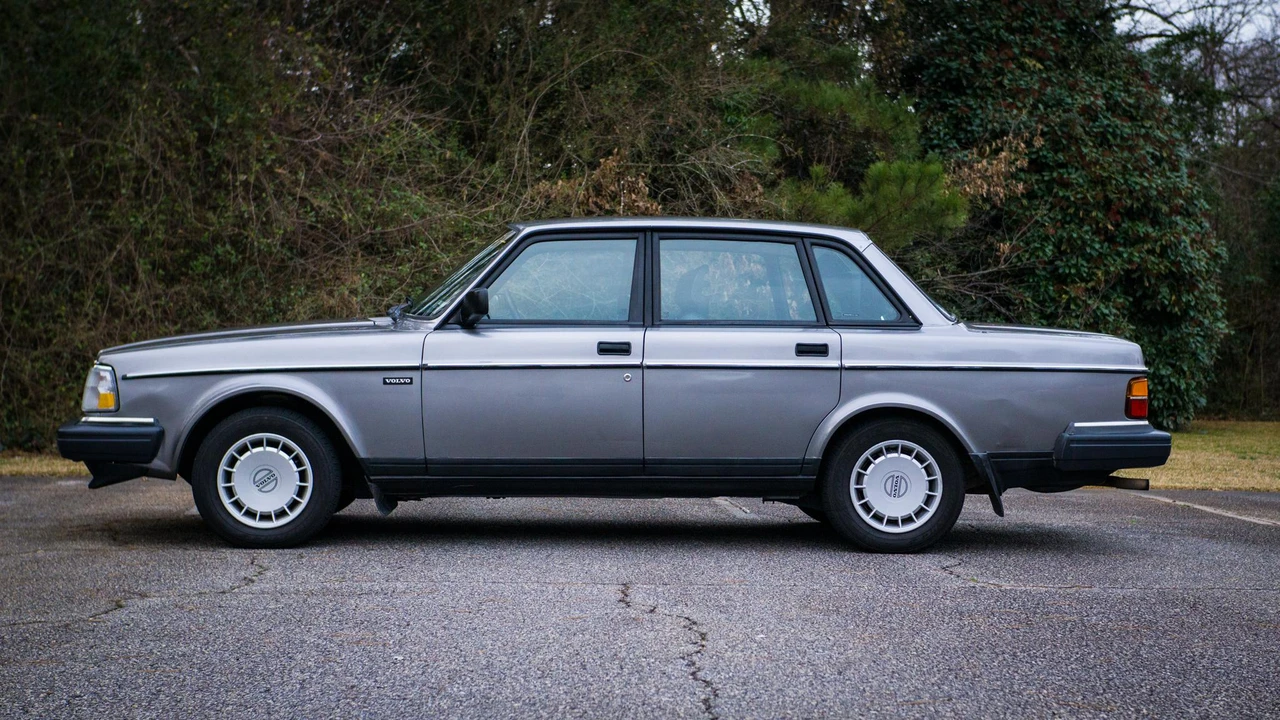 1993 Volvo 244 - Image 8 of 31
