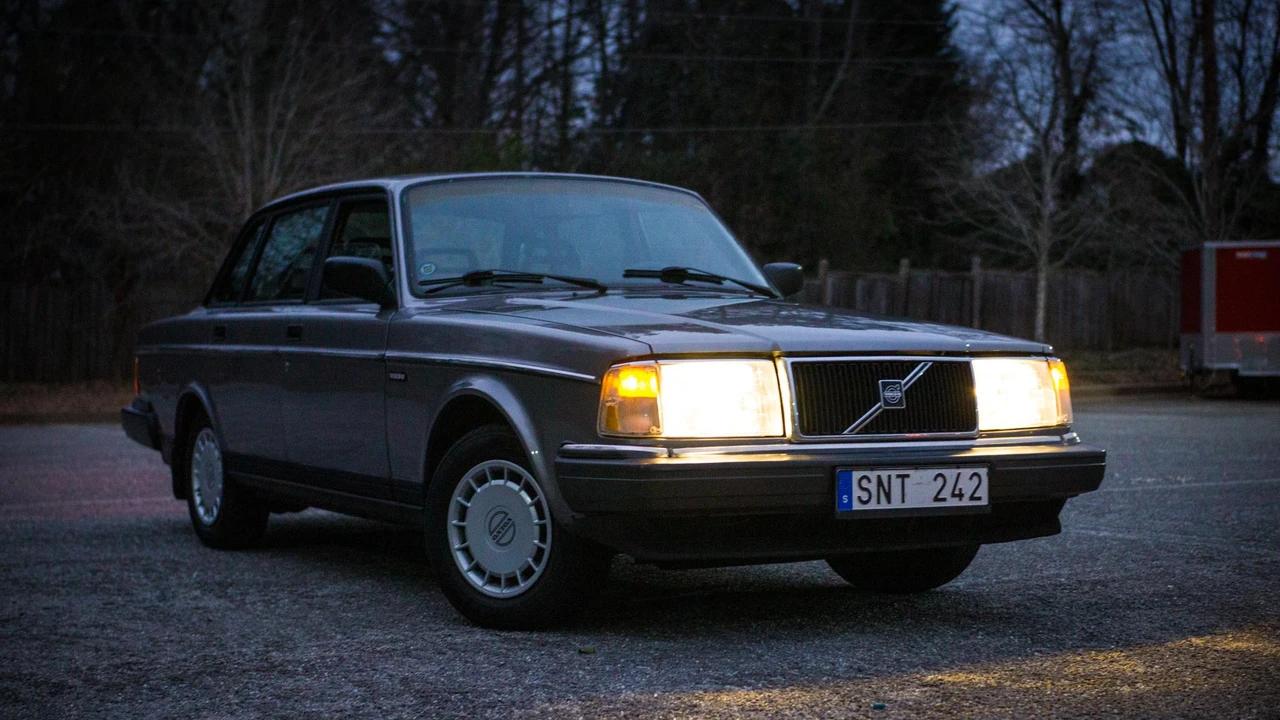 1993 Volvo 244 - Image 16 of 31