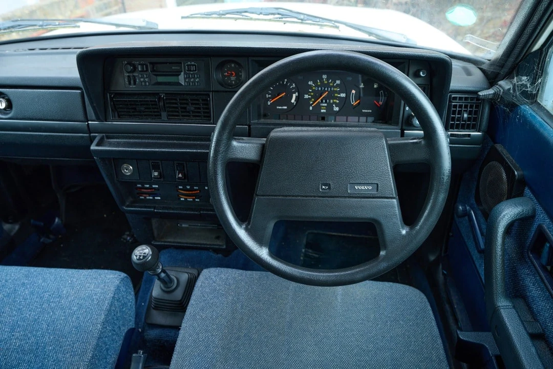 1993 Volvo 200 Series - Image 25 of 30