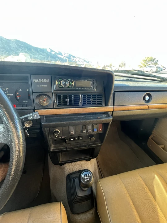 1993 Volvo 200 Series - Image 10 of 11