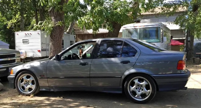 1994 BMW 325i Sedan