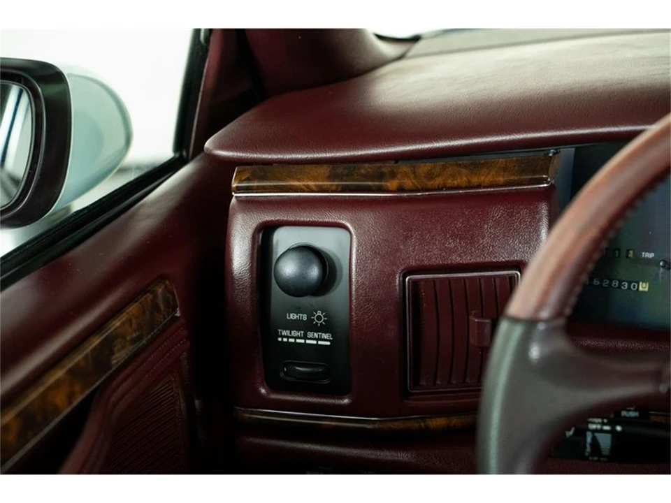 1994 Buick Roadmaster - Image 25 of 31