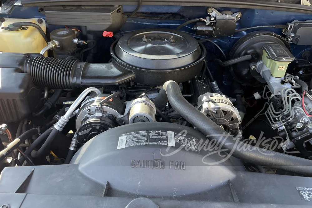 1994 Chevrolet Suburban 8th Gen - Image 2 of 31