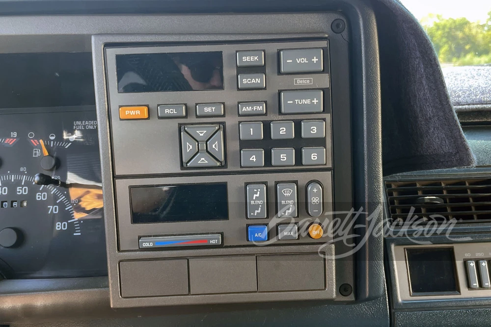 1994 Chevrolet Suburban 8th Gen - Image 13 of 31
