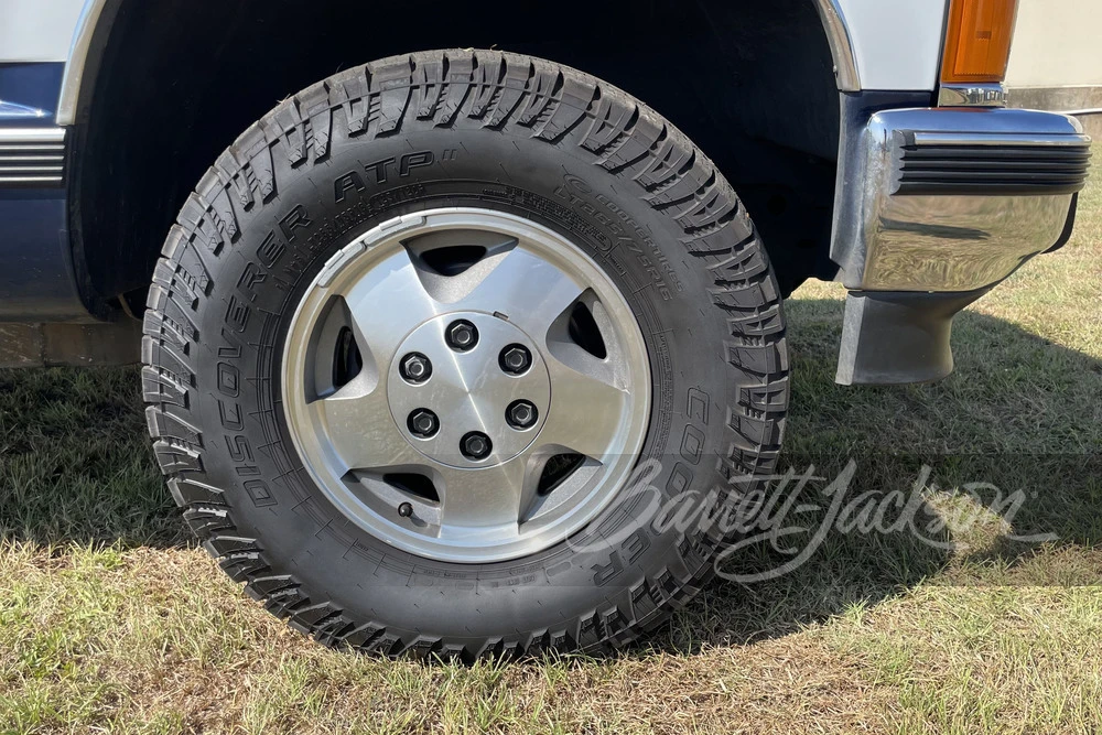 1994 Chevrolet Suburban 8th Gen - Image 24 of 31
