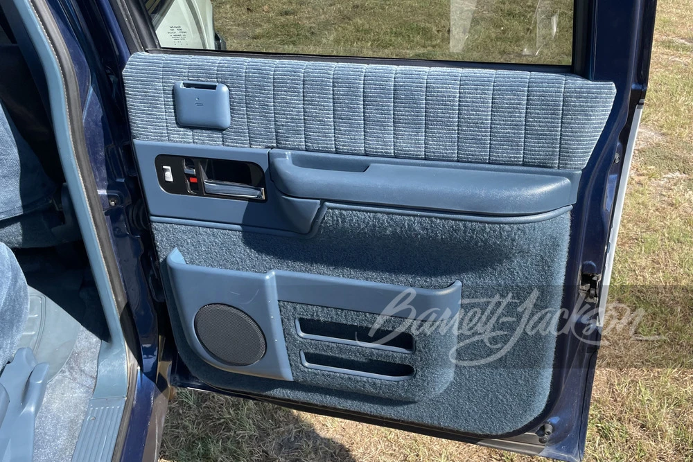 1994 Chevrolet Suburban 8th Gen - Image 25 of 31