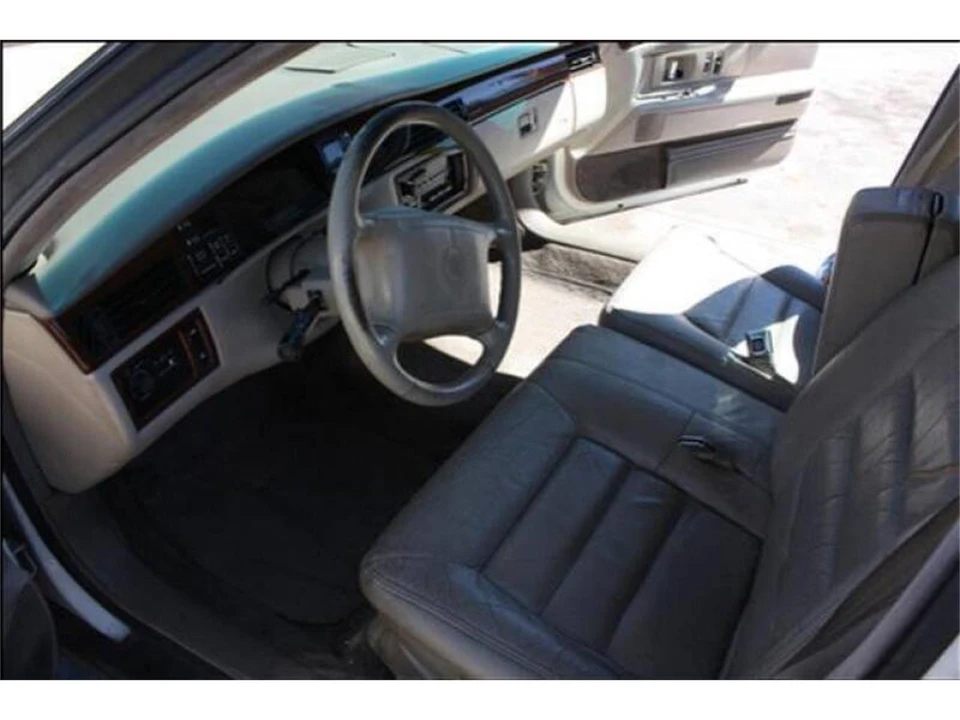 1994 Cadillac DeVille 7th Gen - Image 9 of 12
