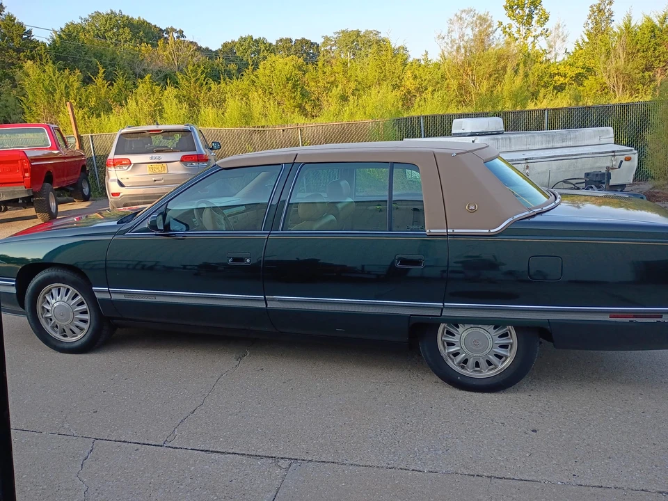 1994 Cadillac DeVille 7th Gen - Image 19 of 31
