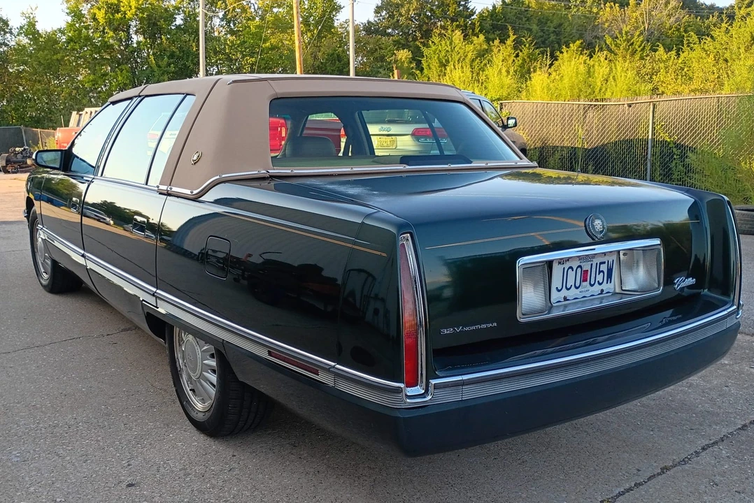 1994 Cadillac DeVille 7th Gen - Image 17 of 31