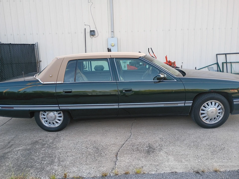 1994 Cadillac DeVille 7th Gen - Image 11 of 31