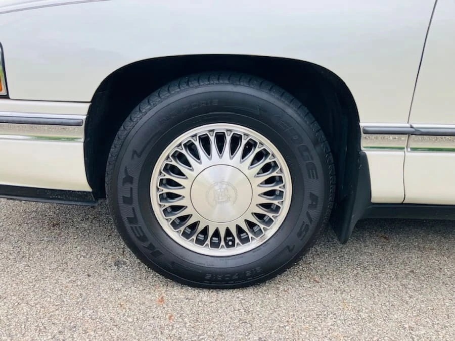 1994 Cadillac DeVille 7th Gen - Image 7 of 9