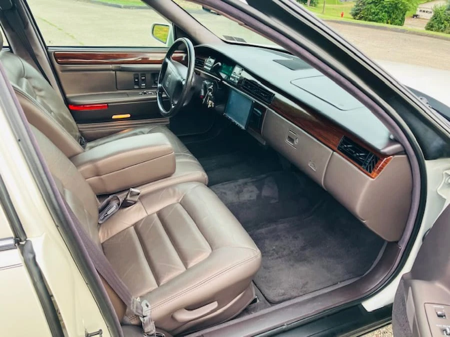 1994 Cadillac DeVille 7th Gen - Image 8 of 9