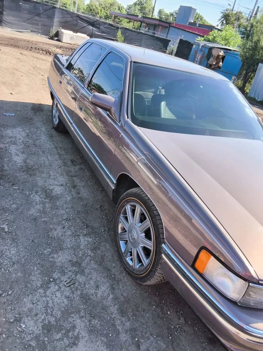1994 Cadillac DeVille 7th Gen - Image 2 of 6