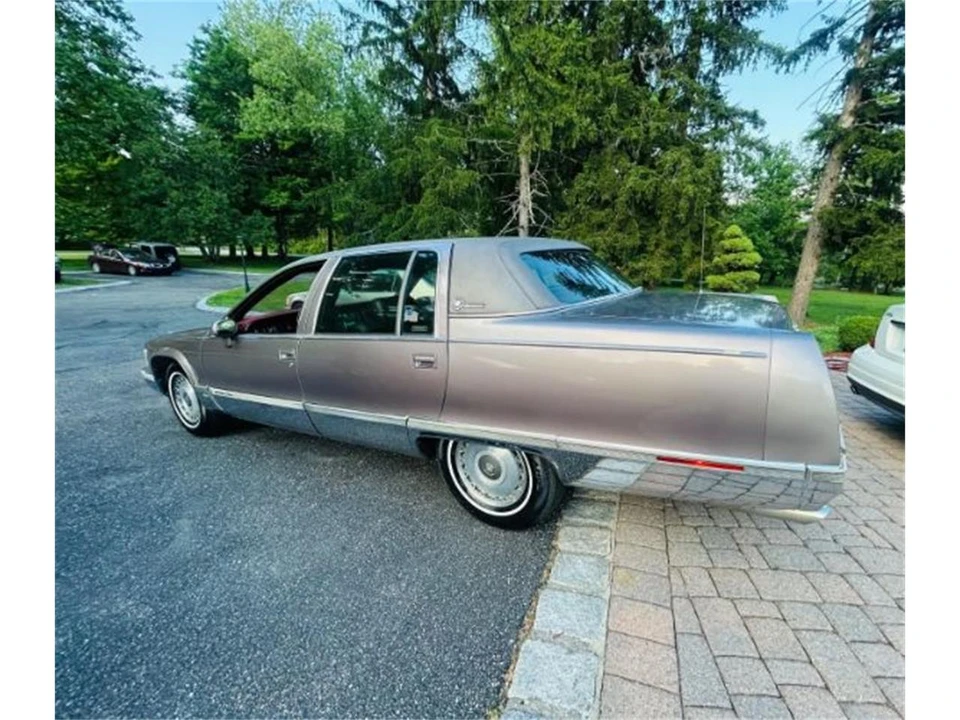 1994 Cadillac Fleetwood - Image 2 of 10