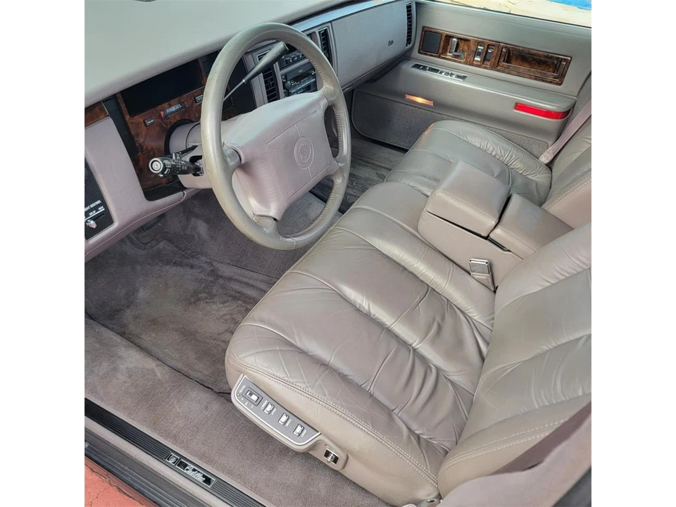 1994 Cadillac Fleetwood - Image 19 of 31