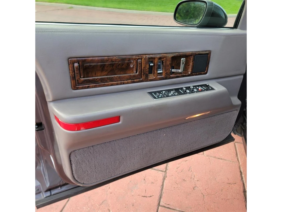 1994 Cadillac Fleetwood - Image 18 of 31