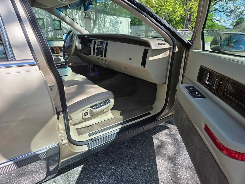 1994 Cadillac Fleetwood - Image 4 of 9