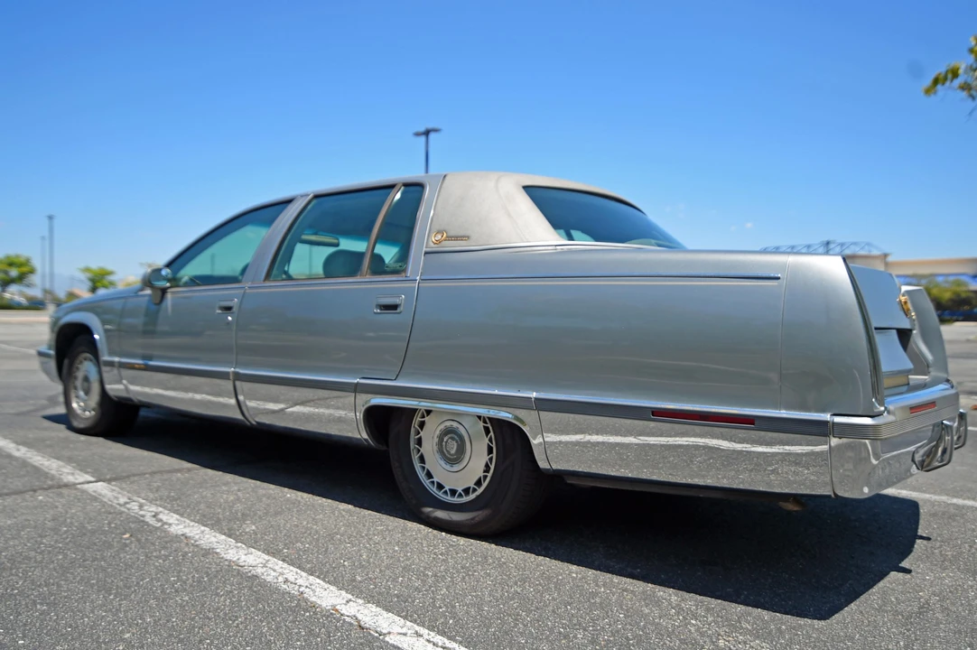 1994 Cadillac Fleetwood - Image 9 of 31