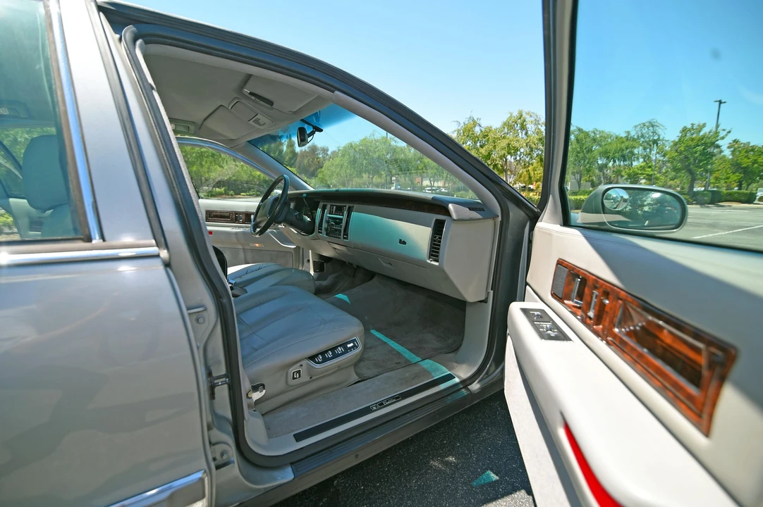1994 Cadillac Fleetwood - Image 25 of 31