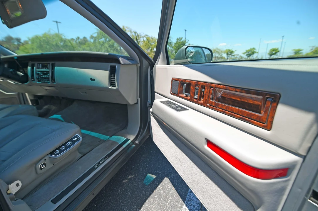 1994 Cadillac Fleetwood - Image 29 of 31