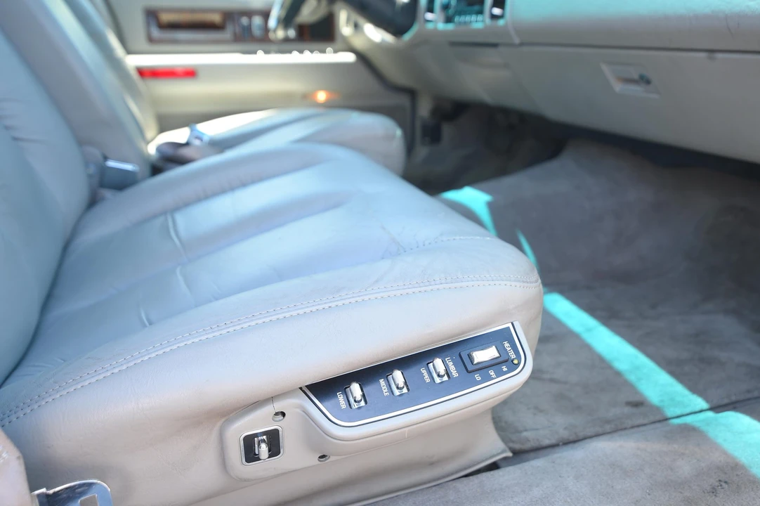1994 Cadillac Fleetwood - Image 27 of 31