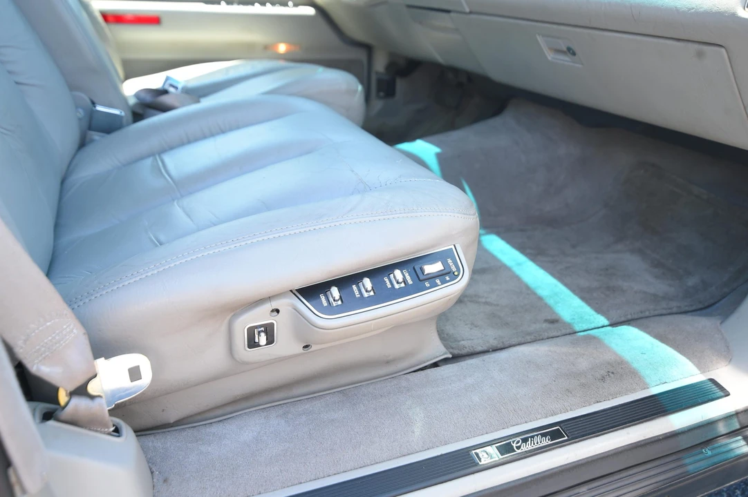 1994 Cadillac Fleetwood - Image 28 of 31