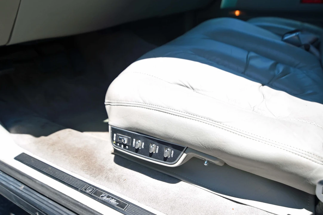 1994 Cadillac Fleetwood - Image 21 of 31