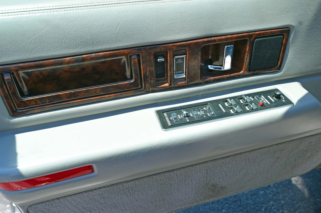 1994 Cadillac Fleetwood - Image 22 of 31